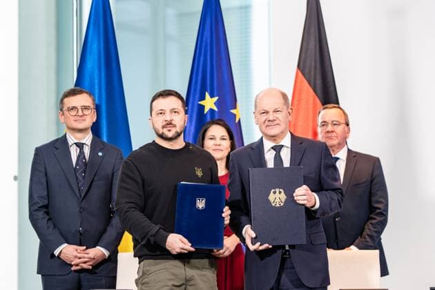 Bilder des Jahres 2024, News 02 Februar News Themen der Woche KW07 News Bilder des Tages Arbeitsbesuch des Präsidenten der Ukraine in Berlin - The President of Ukraine on a working visit to Berlin - Wolodymyr Selenskyj (sitzend links) und Olaf Scholz unterzeichnen eine Vereinbarung, hinten stehend von links: Dmytro Kuleba, Annalena Baerbock, Boris Pistorius - Unterzeichnung bilaterale Vereinbarung über Sicherheitszusagen und langfristige Unterstützung;Arbeitsbesuch des Präsidenten der Ukraine in Berlin - The President of Ukraine on a working visit to Berlin - Wolodymyr Selenskyj (sitzend links) und Olaf Scholz unterzeichnen eine Vereinbarung, hinten stehend von links: Dmytro Kuleba, Annalena Baerbock,, Berlin Berlin Deutschland Bundeskanzleramt