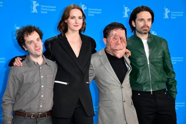 Bilder des Jahres 2024, Entertainment 02 Februar Entertainment Themen der Woche KW07 Entertainment Bilder des Tages Aaron Schimberg, Renate Reinsve, Adam Pearson und Sebastian Stan beim Photocall zum Kinofilm A Different Man auf der Berlinale 2024 74. Internationale Filmfestspiele Berlin im Hotel Grand Hyatt. Berlin, 16.02.2024
