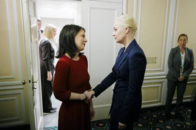 Bilder des Jahres 2024, News 02 Februar News Themen der Woche KW07 News Bilder des Tages 60. Muenchner Sicherheitskonferenz. Annalena Baerbock (Buendnis 90 Die Gruenen), Bundesaussenministerin, trifft Julija Nawalny. Muenchen, 16.02.2024. Fotografiert im Auftrag des Auswaertigen Amtes Muenchen Deutschland Copyright: xThomasxTrutschelx