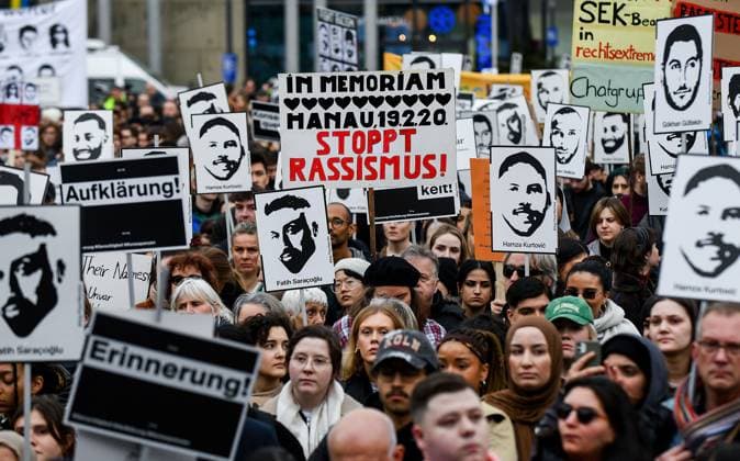 Bilder des Jahres 2024, News 02 Februar News Themen der Woche KW07 News Bilder des Tages 17.02.2024, xpsx, Lokal Hanau 19. Februar Bundesweite Gedenkdemonstrationen, v.l. gegen rechten Terror in Deutschland Demo Demonstration Attentat 19.02.2020 HU Hanau Gedenken saytheirnames, Hanau Hessen Deutschland (DEU)