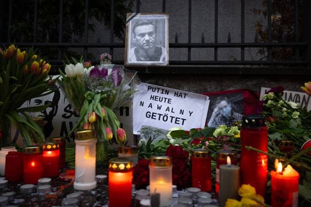 Bilder des Jahres 2024, News 02 Februar News Themen der Woche KW07 News Bilder des Tages Gedenken an Alexej Nawalny vor dem Russischen Konsulat in Frankfurt a.M. Fotos, Kerzen, Grablichter und Blumen für den am 16. Februar 2024 in einer arktischen Strafkolonie verstorbenen russischen Oppositionsführers Alexej Nawalny werden seit Tagen am Zaun des geschlossenen Generalkonsulats der Russischen Förderation in Frankfurt am Main abgelegt. Nawalny war russischer Jurist, Antikorruptionsaktivist, Dissident und Oppositionspolitiker. Im Jahr 2020 wurde ein lebensgefährlicher Giftanschlag auf ihn verübt. Politisch verfolgt und ab 2021 inhaftiert, wurde er zu langjährigen Haftstrafen verurteilt. Er galt alt Erzfeind des russischen Präsidenten Wladimir Putin. Frankfurt am Main Generalkonsulat der Russischen F Hessen Deutschland