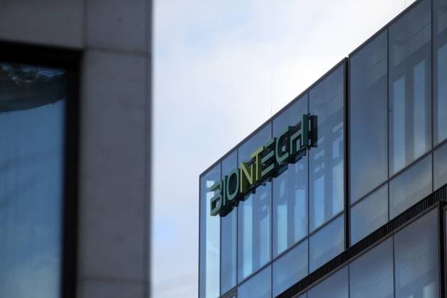 BioNTech Berlin; 29.12.2023: BioNTech Firmenschild an einem Gewerbeobjekt in Berlin Mitte. Biontech, der Name wurde gebildet aus: Biopharmaceutical New Technologies. Hauptsitz ist in Mainz. Bekannt wurde das Unternhemen für die Entwicklung eines mRNA-Impfstoffes für Coronavorsorge. Berlin Berlin Berlin