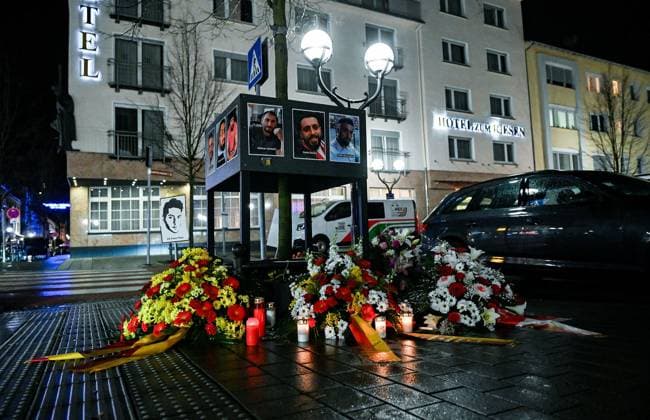 Bilder des Jahres 2024, News 02 Februar News Themen der Woche KW08 News Bilder des Tages 19.02.2024, xpsx, Lokal Hanau 19. Februar abendlichen Mahnwachen an den Tatorten, v.l. Attentat 19.02.2020 HU Hanau Gedenken saytheirnames Gedenkgottesdienst Tatort Gedenkminute Kerzen Blumen trauer, Hanau Hessen Deutschland (DEU)