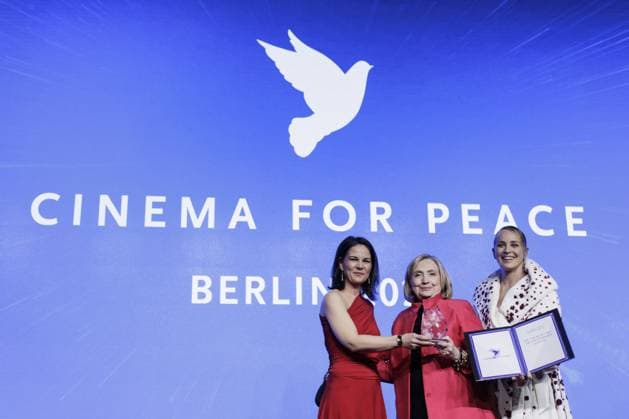 Bilder des Jahres 2024, Entertainment 02 Februar Entertainment Themen der Woche KW08 Entertainment Bilder des Tages 74. Berlinale, Cinema for Peace Gala Annalena Baerbock (Buendnis 90 Die Gruenen), Bundesaussenministerin, Sharon Stone, US-amerikanische Filmschauspielerin, und Hillary Clinton, US-Politikerin, aufgenommen beim Cinema for Peace in Berlin, 19.02.2024. Fotografiert im Auftrag des Auswaertigen Amtes. Berlin Deutschland Copyright: xKiraxHofmannx