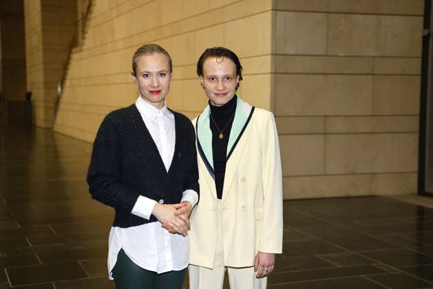 Alina Levshin und Luna Jordan, die beiden Schauspielerinnen beim Fototermin zur Preview vom investigativen ARD Spielfilm Am Abgrund (Ausstrahlung zum ARD-Thementag unsereErde - Kampf um Rohstoffe am 6.03.2024 um 20.15 Uhr) am 20.02.2024 im Deutschen Bundestag in Berlin Am Abgrund (ARD) Fototermin zur Preview im Deutschen Bundestag in Berlin