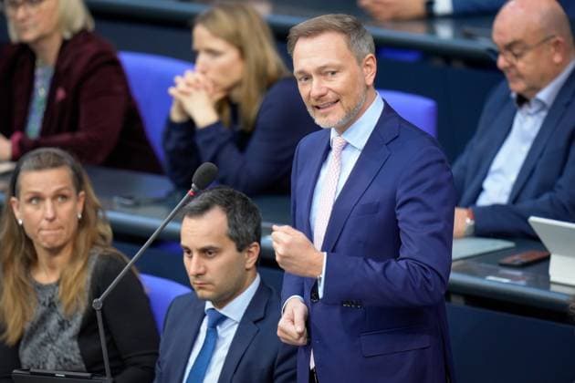 News Bilder des Tages Deutscher Bundestag, 153. Plenarsitzung Finanzminister Christian Lindner (FDP) im Portrait mit Geste beantwortet die Fragen der Abgeordneten bei der Befragung der Bundesregierung bei der 153. Sitzung des Deutschen Bundestag in Berlin, 21.02.2024 Berlin Berlin Deutschland