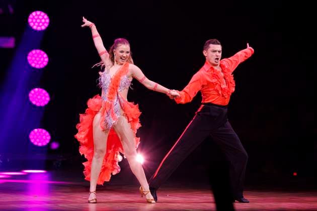Schauspielerin Julia Beautx und Tänzer Zsolt Sandor Cseke bei der Tanzshow Lets Dance: DIE LIVE-TOUR 2023 - Das Original in der Lanxess-Arena. Köln, 03.12.2023 NRW Deutschland Copyright: xChristophxHardtx