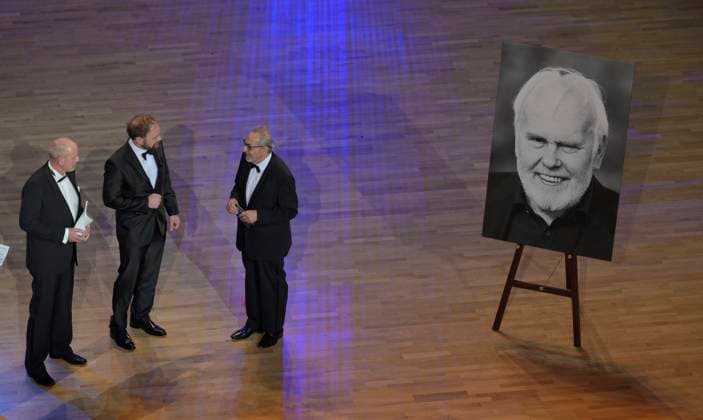 Bilder des Jahres 2024, Entertainment 02 Februar Entertainment Themen der Woche KW08 23.02.2024, 16. Semperopernball, Dresden, Wolfgang Stumph, Mitte, mit den Söhnen des verstorbenen Entertainers Gunther Emmerlich, (c) Dresden Deutschland