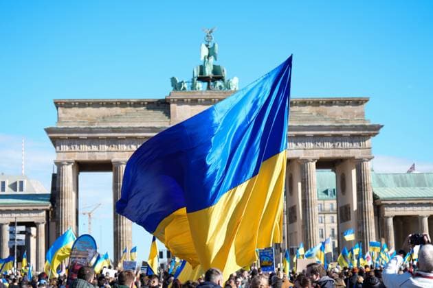 Bilder des Jahres 2024, News 02 Februar Ukraine Solidaritätsdemonstration, Ukraine Flaggen vor dem Brandenburger Tor Solidaritätsdemonstration Frieden verteidigen! VictoryForPeace vor dem Brandenburger Tor in Berlin Berlin Berlin GER