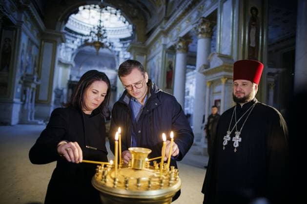 Bilder des Jahres 2024, News 02 Februar News Bilder des Tages Annalena Baerbock (Buendnis 90 Die Gruenen), Bundesaussenministerin, und Dmytro Kuleba, Aussenminister der Ukraine, nehmen in der ukrainisch-orthodoxen Verklaerungskathedrale am Soborna Platz in Odessa an einem Stillen Gedenken an die Opfer des Russischen Ueberfalls auf die Ukraine teil. Odessa, 24.02.2024. Fotografiert im Auftrag des Auswaertigen Amtes Odessa Ukraine Copyright: xThomasxTrutschelx