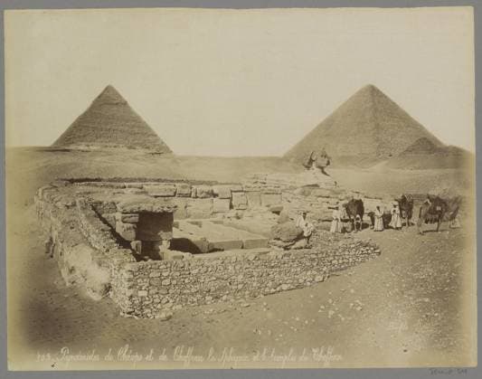 RECORD DATE NOT STATED Pyramids of Cheops and Chefren, the Sphinx and the Temple of Chefren, Maison Bonfils, c. 1895 - Before c. 1905 photograph Part of Reisalbum with photos of sights in Greece and Egypt. Giza paper. photographic support albumen print pyramid (historical grave form). sphinx (lion woman); Sfinge (Ripa) - AA - female human figure. temple, shrine ~ Egyptian religion Giza Copyright: xpiemagsx rknbpie11012024-21159 !ACHTUNG AUFNAHMEDATUM GESCHÄTZT!