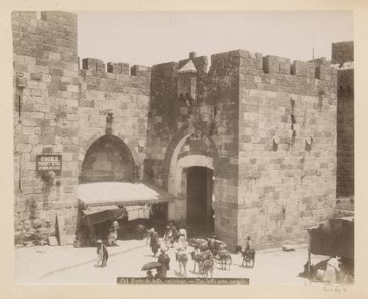 RECORD DATE NOT STATED Donkeys and passers -by at the Jaffapoort in Jerusalem, Maison Bonfils, c. 1867 - c. 1895 photograph Part of Reisalbum with photos of Jerusalem and other biblical places. Jerusalem cardboard. paper. photographic support albumen print gate, entrance Jerusalem. Jaffaport Copyright: xpiemagsx rknbpie11012024-22431 !ACHTUNG AUFNAHMEDATUM GESCHÄTZT!