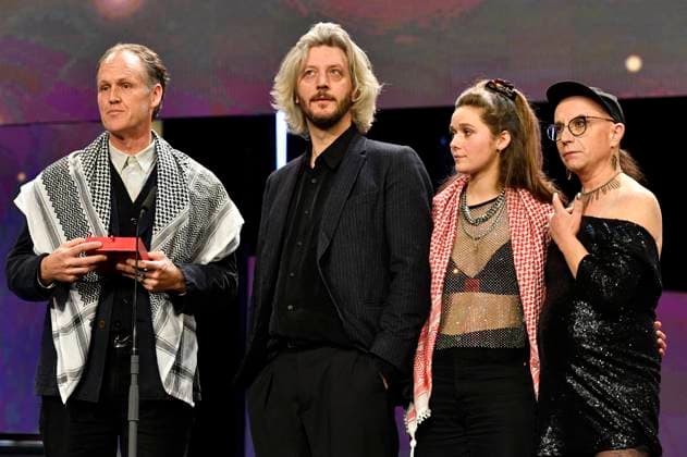 Bilder des Jahres 2024, Entertainment 02 Februar Ben Russell, Guillaume Cailleau, Servan Decle und Jay Jordan mit dem Preis der Jury von Encounters für den besten Film Direct Action bei der Closing Ceremony mit Preisverleihung auf der Berlinale 2024 74. Internationale Filmfestspiele Berlin im Berlinale Palast. Berlin, 24.02.2024