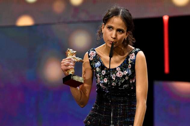 Bilder des Jahres 2024, Entertainment 02 Februar Mati Diop mit dem Goldenen Bär für den besten Film Dahomey bei der Closing Ceremony mit Preisverleihung auf der Berlinale 2024 74. Internationale Filmfestspiele Berlin im Berlinale Palast. Berlin, 24.02.2024