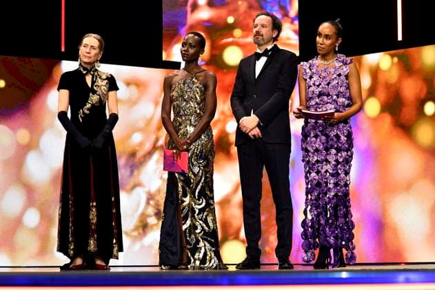Bilder des Jahres 2024, Entertainment 02 Februar Mariette Rissenbeek, Lupita Nyong™o, Carlo Chatrian und Hadnet Tesfai bei der Closing Ceremony mit Preisverleihung auf der Berlinale 2024 74. Internationale Filmfestspiele Berlin im Berlinale Palast. Berlin, 24.02.2024