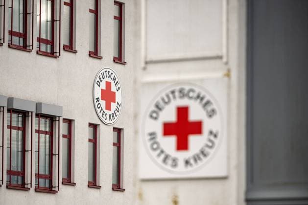 Deutsches Rotes Kreuz Fassadenlogo 25.02.24, Limburg: Symbolfoto, Illustrationsbild, Symbolbild, Illustrationsfoto Deutsches Rotes Kreuz Fassadenlogo Ein Teil eines Gebäudes mit dem Logo und dem Schriftzug des Deutschen Roten Kreuzes an der Fassade. Die charakteristischen Farben und Symbole des DRK sind deutlich sichtbar und symbolisieren die Präsenz und die humanitäre Mission der Organisation in der lokalen Gemeinschaft. Limburg Hessen Germany