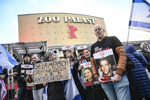Bilder des Jahres 2024, News 02 Februar News Themen der Woche KW08 News Bilder des Tages Jüdische Filmschaffende demonstrieren vor dem Zoo Palast gegen die Berlinale-Gala ** NUR FÜR REDAKTIONELLE ZWECKE ** EDITORIAL USE ONLY **<p>Jüdische Filmschaffende demonstrieren vor dem Zoo Palast gegen die Berlinale-Gala, Initiatoren der Demo heißen Michael Simon de Normier und Amit Friedman, fotografiert am 25.02.2024 in Berlin. Deutschland Berlin Berlin Copyright: MaurizioxGambarini