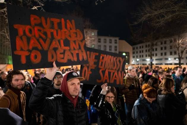 Anlässlich der Nachricht des Todes des russischen Oppositionpolitikers Alexej Nawalny versammelten sich vor der russischen Botschaft in Berlin hunderte Menschen zu einer Mahnwache und forderten mehr Demokratie in Russland. Following the news of the death of Russian opposition politician Alexei Navalny, hundreds of people gathered in front of the Russian embassy in Berlin for a vigil and called for more democracy in Russia. snapshot-photography K.M.Krause