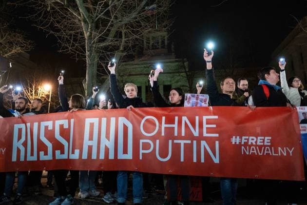 Anlässlich der Nachricht des Todes des russischen Oppositionpolitikers Alexej Nawalny versammelten sich vor der russischen Botschaft in Berlin hunderte Menschen zu einer Mahnwache und forderten mehr Demokratie in Russland. Following the news of the death of Russian opposition politician Alexei Navalny, hundreds of people gathered in front of the Russian embassy in Berlin for a vigil and called for more democracy in Russia. snapshot-photography K.M.Krause