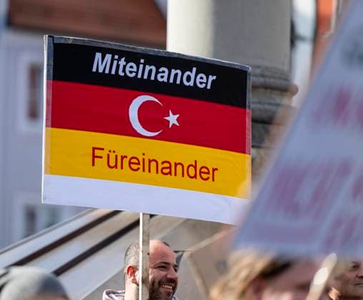 25.02.2024, Demonstration in Mindelheim im Unterallgäu: ãMindelheim hält zusammenÒ, für Demokratie und Menschlichkeit, gegen Rechtsextremismus. Die Mindelheimer Bevölkerung sammelt sich am Marienplatz um gegen den Rechtsruck in der Politik zu demonstrieren. Plakat: MITEINANDER FÜREINANDER 25.02.2024, Demonstration in Mindelheim 25.02.2024, Demonstration in Mindelheim