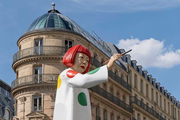 Luxury shopping. Huge sculpture in the likeness of Japanese artist Yayoi Kusama pointing at Louis Vuitton store with the paintbrush, rue du Pont Neuf, Paris, France, Europe. Copy space Luxury shopping. Huge sculpture in the likeness of Japanese artist Yayoi Kusama pointing at Louis Vuitton store with the paintbrush, rue du Pont Neuf, Paris, France, Europe. Copy space. Copyright: Â¬ xGlenxSterling 4052_06_gd6041u23097