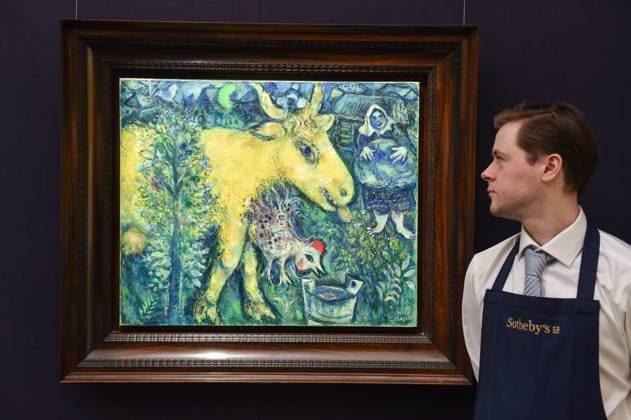 Bilder des Jahres 2024, Entertainment 02 Februar Entertainment Themen der Woche KW09 Entertainment Bilder des Tages February 28, 2024, London, England, United Kingdom: Sotheby s staff member looks at Marc Chagall s La ferme, le village estimated at 1,500,000 - 2,000,000 GBP during the preview of Sothebyâ€⠢s first major modern & contemporary art auctions of 2024. London United Kingdom - ZUMAk172 20240228_zip_k172_047 Copyright: xThomasxKrychx