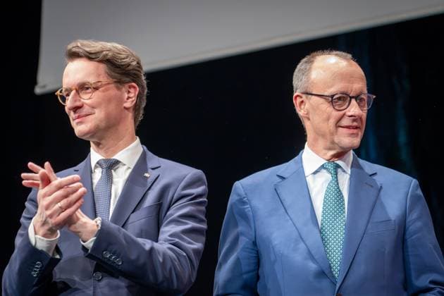 News Bilder des Tages Grundsatzprogrammkonferenz der CDU in Koeln Hendrik Wuest Ministerpraesident des Landes Nordrhein-Westfalen und Friedrich Merz Parteivorsitzender, Christlich Demokratische Union Deutschland sehen in unterschiedliche Richtungen bei der Grundsatzprogrammkonferenz der CDU unter dem Motto Grundsaetzlich CDU bei der Deutschlandtour 2024 in Koeln , Koeln, 01.03.2024 Koeln Nordrhein-Westfalen Deutschland