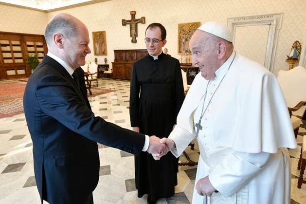 Bilder des Jahres 2024, News 03 März News Themen der Woche KW09 News Bilder des Tages Vatikan-Stadt, Vatikan, 02.03.2024: Der Bundeskanzler trifft den Papst: Olaf Scholz ist in Rom, Italien, und gibt bei einer Privataudienz im Vatikan Franziskus die Hand Copyright: xVaticanxMedia dtsxNachrichtenagenturx dts_32180
