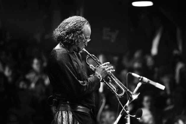 Miles Davis, Jazz-Trompeter, mit seiner Band bei seinem Konzert in der Fabrik in Hamburg, 27.10.1986
