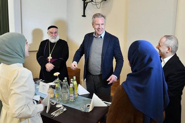 Bilder des Jahres 2024, News 03 März News Themen der Woche KW11 News Bilder des Tages Interreligiöses Fastenbrechen im evangelischen Gemeindehaus Herne ** NUR FÜR REDAKTIONELLE ZWECKE ** EDITORIAL USE ONLY **<p>Christian Wulff, ehemaliger Bundespräsident der Bundesrepublik Deutschland, mitte, begrüßt Melisa Ören von der islamischen Gemeinde, Samuel Gümüs von der christlich-orthodoxen Gemeinde, Alanur Davulcu von der islamischen Gemeinde und Tuncay Natik von der islamischen Gemeinde, von links, und ist Ehrengast beim interreligiösen Fastenbrechen im Ramadan am 13. März 2024 mit Vertretern von in Deutschland bedeutsdamen Religionsgemeinschaften im Gemeindehaus der evangelischen Gemeinde an der Straße Göddenhoff 108 in Herne. Deutschland NRW Herne Copyright: JürgenxTheobald