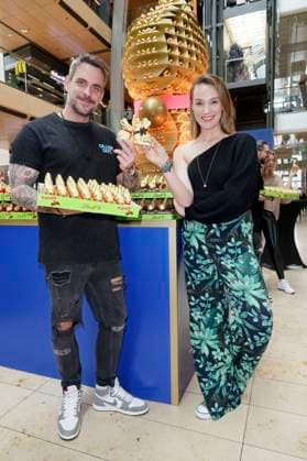 Bilder des Jahres 2024, Entertainment 03 März Entertainment Themen der Woche KW11 Entertainment Bilder des Tages Marc Barthel und Anna Hofbauer beim Charity Verkauf von Lindt Osterhasen zu Gunsten der Hamburger Tafel e.V. und der Budnianer Stiftung in der Europa Passage. Hamburg, 14.03.2024