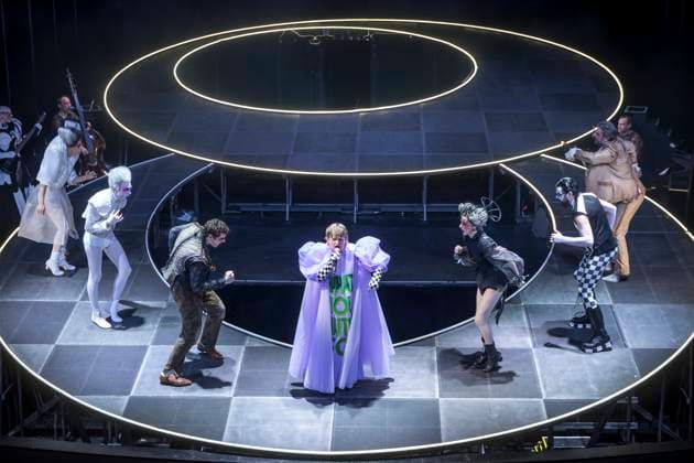 Bilder des Jahres 2024, Entertainment 03 März Entertainment Themen der Woche KW11 Alice, eine Pop Opera nach Lewis Carroll am Staatstheater Cottbus DEU Brandenburg Cottbus  Im Großen Haus des Staatstheater Cottbus hatte am Samstag, 16. März 2024, ein spielendes, singendes und tanzendes Schauspielensemble Alice, eine Pop Opera nach Lewis Carroll, zur Premiere. Das Team aus Regisseur Philipp Rosendahl, (Live-)Musiker Miles Perkin, Bühnenbildnerin Mara-Madeleine Pieler, Kostümbilder Philipp Basener begeistert mit allen Mitteln der Theaterkünste, mit bekannten Coversongs und eigenen Arrangements sowie mitreißenden Choreografien zu Live-Musik das Publikum. Mit: Annika Neugart (Alice), Torben Appel, Manolo Bertling, Gunnar Golkowski, Lauren Mace, Charlotte Müller, Markus Paul, Miles Perkin, Nathalie SchÃ