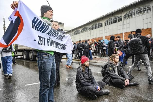Bilder des Jahres 2024, News 03 März News Themen der Woche KW11 Ungehorsame Versammlung der Letzten Generation an der Warschauer Brücke ** NUR FÜR REDAKTIONELLE ZWECKE ** EDITORIAL USE ONLY **<p>Aktivisten der der Letzten Generation nehmen an einer Ungehorsame Versammlung der Letzten Generation an der Warschauer Brücke teil. Die Letzte Generation protestiert damit gegen die Klimapolitik der Ampelregierung. Aktionen sind in Köln, Regensburg, München, Leipzig, Bremen, Karlsruhe, Stuttgart, Freiburg, Berlin und auf Rügen geplant. + 1200 Berlin, Warschauer Brücke, Berlin. Deutschland Berlin Berlin Copyright: MaurizioxGambarini