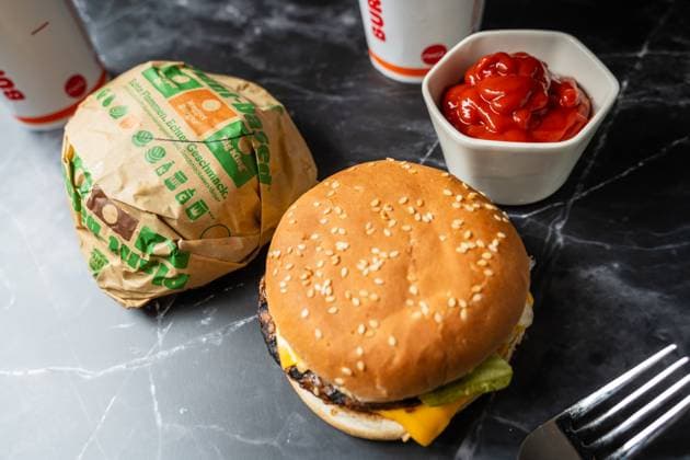 Plant-Based Hamburger von der Fastfood Kette Burger King. Fleischersatz für vegane Ernährung