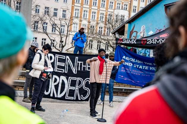Demonstration gegen Polizeigewalt, gegen Rassismus und für offene Grenzen am Görlitzer Park in Berlin am 15. März 2024. Demonstration gegen Polizeigewalt am Görlitzer Park