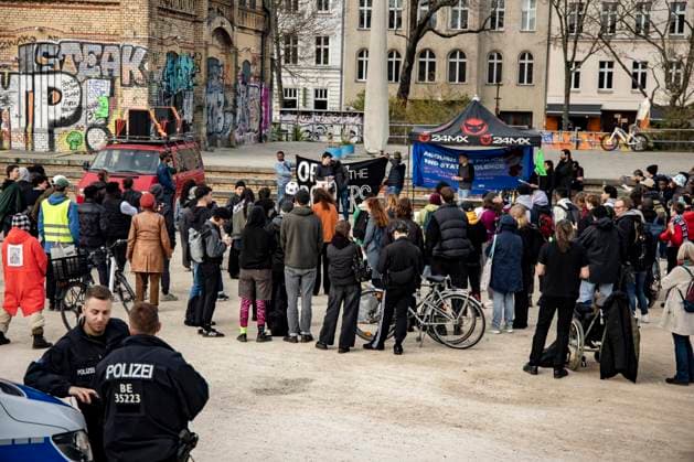 Demonstration gegen Polizeigewalt, gegen Rassismus und für offene Grenzen am Görlitzer Park in Berlin am 15. März 2024. Demonstration gegen Polizeigewalt am Görlitzer Park