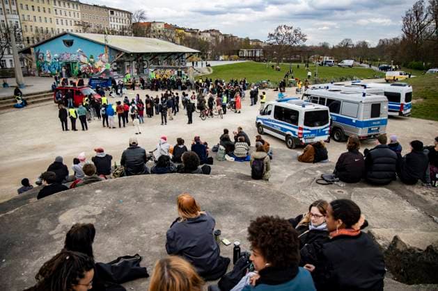 Demonstration gegen Polizeigewalt, gegen Rassismus und für offene Grenzen am Görlitzer Park in Berlin am 15. März 2024. Demonstration gegen Polizeigewalt am Görlitzer Park