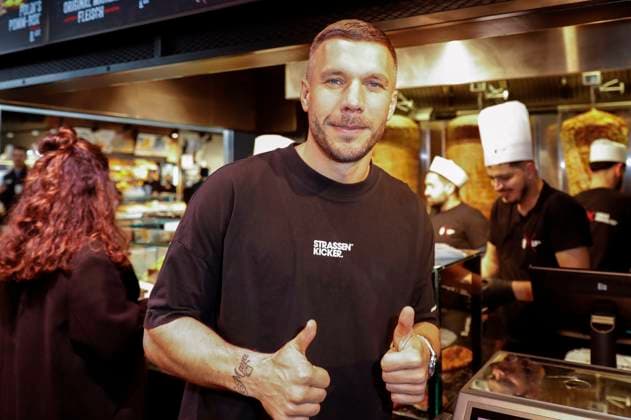 Bilder des Jahres 2024, Entertainment 03 März Entertainment Themen der Woche KW12 Entertainment Bilder des Tages Lukas Podolski bei der Eröffnung vom Mangal Döner X Lukas Podolski Store am Köln Bonn Airport. Köln, 18.03.2024