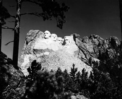 MOUNT RUSHMORE. View of Mount Rushmore National Memorial in South Dakota, featuring (left to right) the likenesses of U.S. Presidents George Washington, Thomas Jefferson, Theodore Roosevelt, and Abraham Lincoln, created by sculptor Gutzon Borglum between 1927 and 1941.  Copyright: xGRANGERx xGRANGERx 0012222