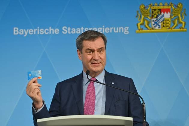 Bilder des Jahres 2024, News 03 März News Themen der Woche KW12 News Bilder des Tages Markus SOEDER (Ministerpraesident Bayern und CSU Vorsitzender) praesentiert die Bezahlkarte. Bayerische Staatsregierung stellt am 20.03.2024 die Bayerische Bezahlkarte fuer Asylbewerberinnen und Asylbewerber in Muenchen vor,