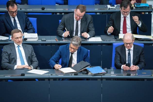 News Bilder des Tages Deutscher Bundestag, 159. Plenarsitzung Bundeskanzler Olaf Scholz (SPD), Robert Habeck Bundeswirtschafts- und Klimaminister (Gruene) und Christian Lindner Bundesfinanzminister Christian Lindner (FDP), zweite Reihe (l) Cem Oezdemir Bundeslandwirtschaftsminister (Gruene), Boris Pistorius Verteidigungsminister (SPD), Wolfgang Schmidt Kanzleramtsminister (SPD) auf der Regierungsbank bei Regierungserklaerung zum Europaeischen Rat bei der 159. Sitzung des Deutschen Bundestag in Berlin, 20.03.2024 Berlin Berlin Deutschland
