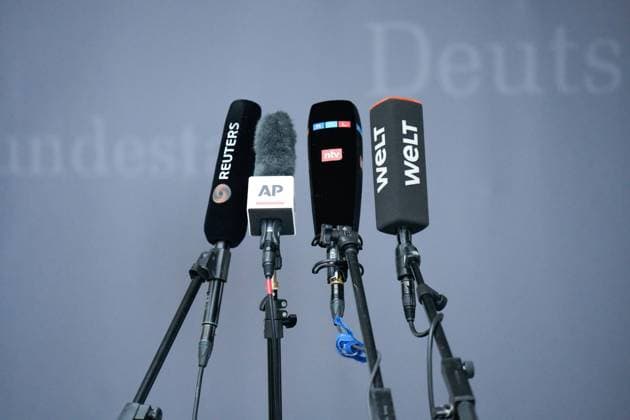 Medien, Presse, Mikro Symbolbild mit vielen Mikrofonen, im Hintergrund Bundestag Berlin Berlin GER