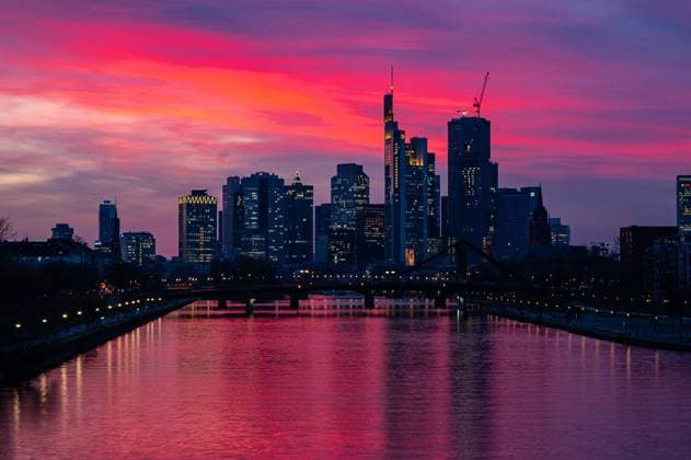 Bilder des Jahres 2024, News 03 März News Themen der Woche KW12 Creative Highlights World 20.03.2024, xovx, Architektur, Wetter, Abendstimmung zum Frühlingsanfang über der Skyline von Frankfurt am Main, Hessen Abendstimmung zum Frühlingsanfang über der Skyline in Frankfurt am Main nach einem milden Frühlingstag mit Temperaturen von annähernd 20Â° C. Frankfurt am Main Osthafenbrücke Hessen Deutschland (DE)