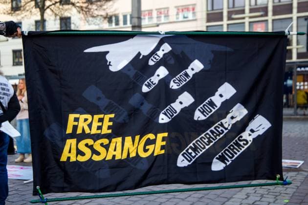 Mannheim, 20. März 2024: Kundgebung der OffGes OFFENE GESELLSCHAFT KURPFALZ für den Stopp von weiteren Waffenlieferungen an die Ukraine und die Aufnahme von Friedensverhandlungen. Zu sehen ist auch eine Fahne mit der Aufschrift FREE ASSANGE