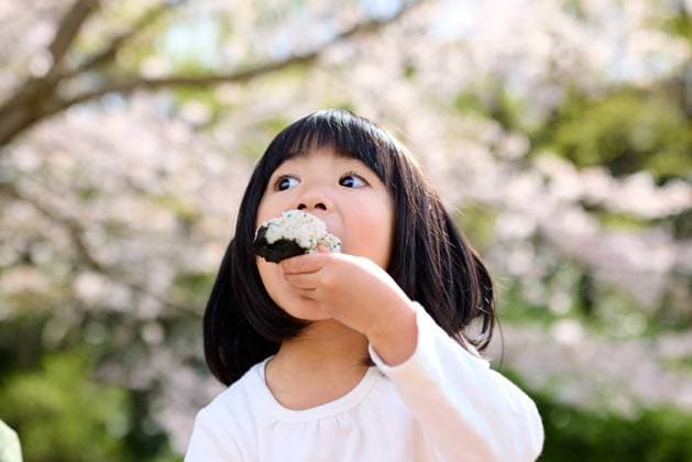 IMAGO Creative, Food, Japan, Onigiri A little girl eating a rice ball AFLO235682899  , 235682899.jpg, ,model released, Symbolfoto