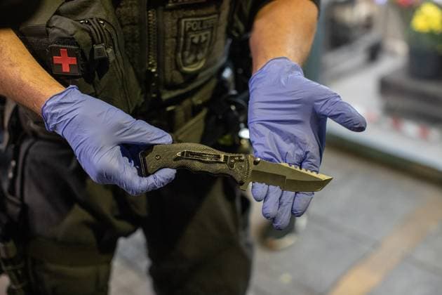 Bilder des Jahres 2024, News 03 März News Themen der Woche KW12 News Bilder des Tages Die Bundespolizei hat zusammen mit der Landespolizei, DB Sicherheit und der Hochbahn am Hamburger Hauptbahnhof in der Samstagnacht die Waffenkontrollzone kontrolliert. Diverse Waffen wurden sichergestellt. Copyright: xBlaulicht-News.dex