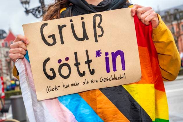 Bilder des Jahres 2024, News 03 März News Themen der Woche KW12 News Bilder des Tages Grüß Gött*in, Schild bei Demo gegen Genderverbot, München, März 2024 Deutschland, München, 24. März 2024, Grüß Gött*in, Schild bei Demo gegen Söders Genderverbot, Motto: Wir lassen uns den Mund nicht verbieten, Demonstration von SlutWalk München, Gärtnerplatz ab 13 Uhr, ca. 150-200 TeilnehmerInnen, Regenbogenflagge, Gendern, Politik, Protest, Bayern,