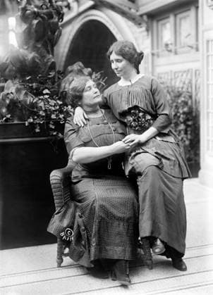 HELEN ADAMS KELLER (1880-1968). American author and lecturer. Keller (right) with her teacher Anne Sullivan Macy (1866-1936). Photograph, c1910.  Copyright: xGRANGERx xGRANGERx 0108286