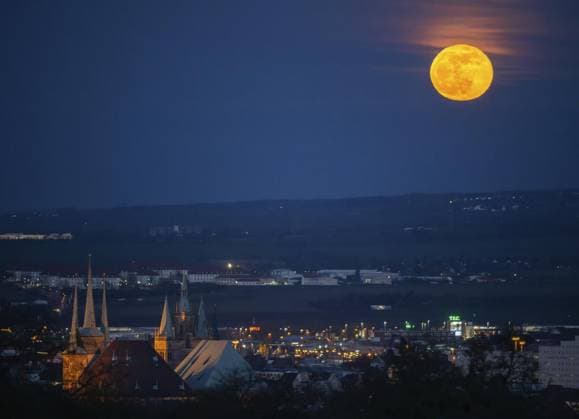 Bilder des Jahres 2024, News 03 März News Themen der Woche KW13 News Bilder des Tages VOLLMOND ÜBER ERFURT ** NUR FÜR REDAKTIONELLE ZWECKE ** EDITORIAL USE ONLY **<p>25 03 2024-Erfurt: Der rötlich, gelb strahlende Vollmond geht am Abend am Horizont über der Landeshauptstadt Erfurt auf. im Vordergrund sind Dom und Severi zu sehen. ( Deutschland Thueringen Erfurt Copyright: SaschaxFromm