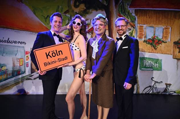 Bilder des Jahres 2024, Entertainment 03 März Entertainment Themen der Woche KW13 Entertainment Bilder des Tages Komponist Jochen Frank Schmidt, Hauptdarsteller Nico Alesi ( spielt Omi Fichtelhuber ) und Sarah Leidl ( Spielt Giselle von Pfeiffer, Produzent Alexander Dieterle, l-r, posieren beim Pressetermin zum 50er Jahre Skandal Comedy Musical Bikini Skandal das 4 Wochen im August 2024 in Köln zu sehen sein wird.
